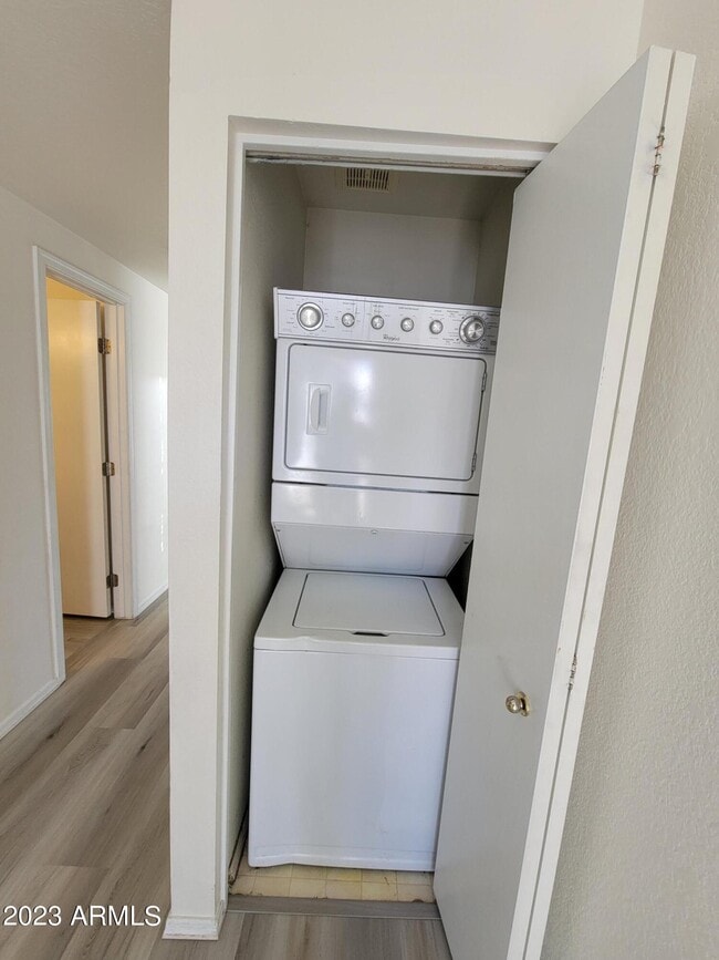 Building Photo - 280 S Elizabeth Way