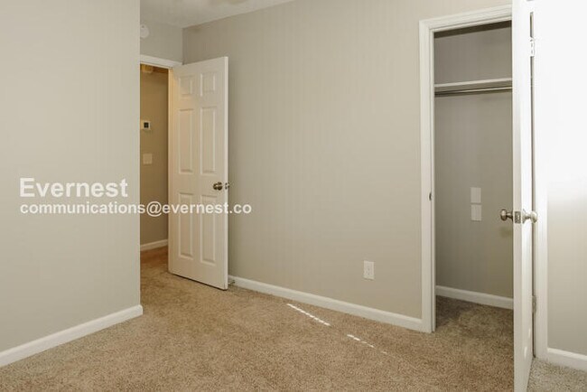 Building Photo - Limited Time Special Offer / 4 Bed, 3 Bath Home with Fenced Yard / Pet-Friendly / Vouchers Accept...