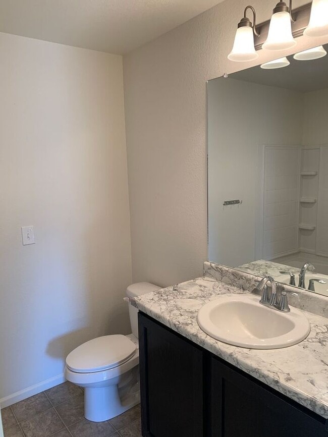 Building Photo - Gorgeous 2 Bedroom + Den, 2 Bathroom Home in Thompson River Ranch!