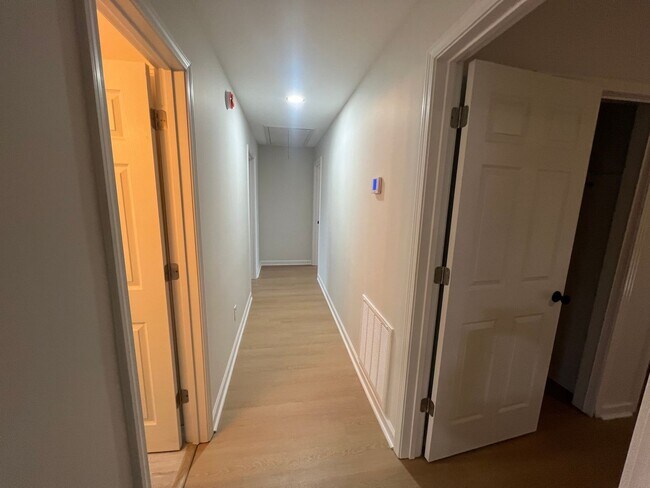 Building Photo - 3 Bedroom 2 Bathroom. Single Level Home.