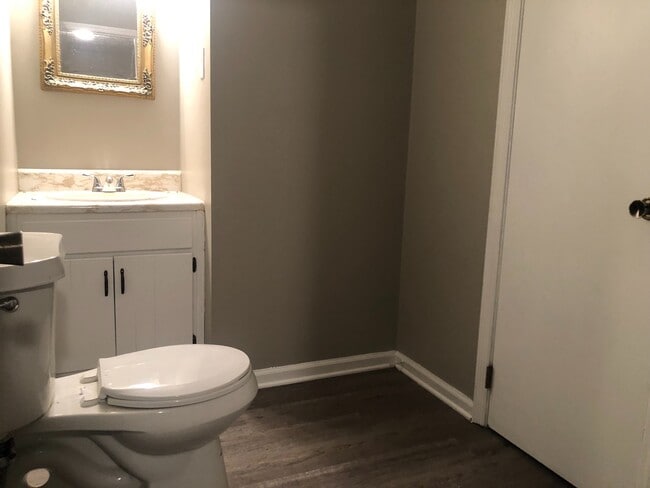 Building Photo - 515 Chateau Dr SE