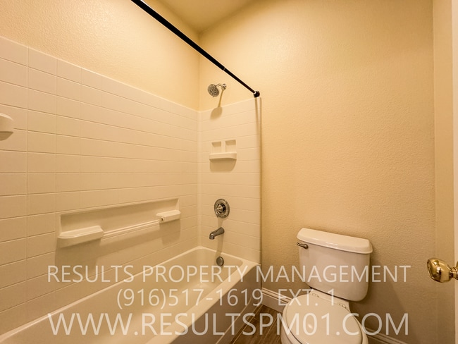 Building Photo - 3 bedroom Lincoln Home in Gated Community