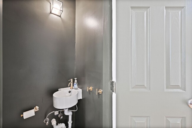 Building Photo - Available Now! 2 Bed 1.5 Bath Between Navy...