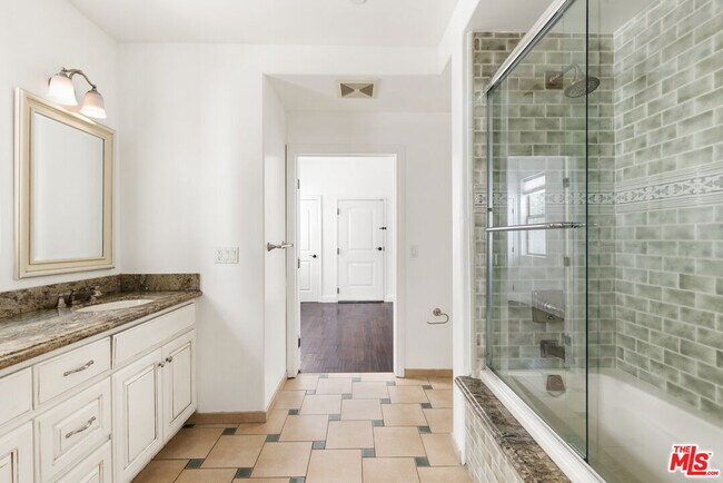 Building Photo - 320 S Swall Dr