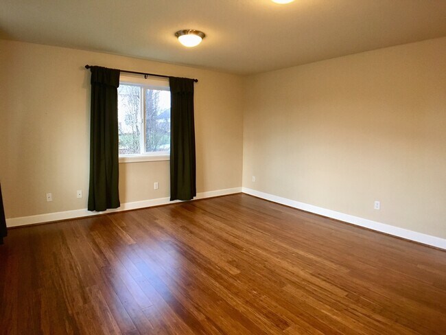 Building Photo - Stunning 3BD  Lake Shore Home with Office and Loft Area!  Gorgeous Finishes!