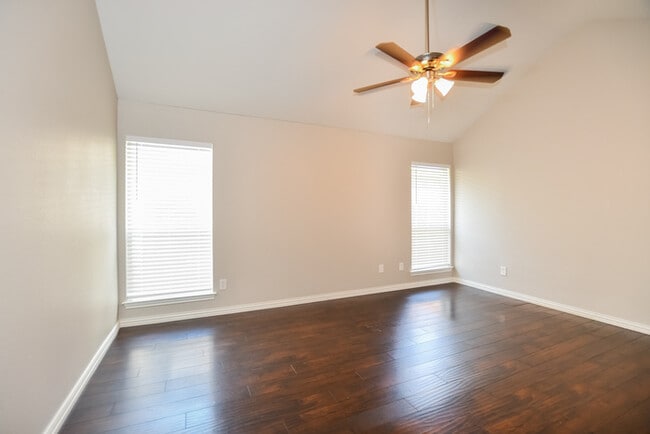 Building Photo - 911 Walters Dr