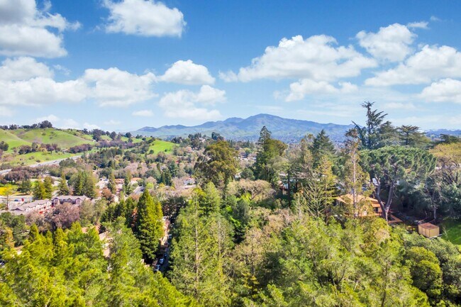 Building Photo - Spacious 4-Bedroom, 2.5-Bath Townhouse Clo...