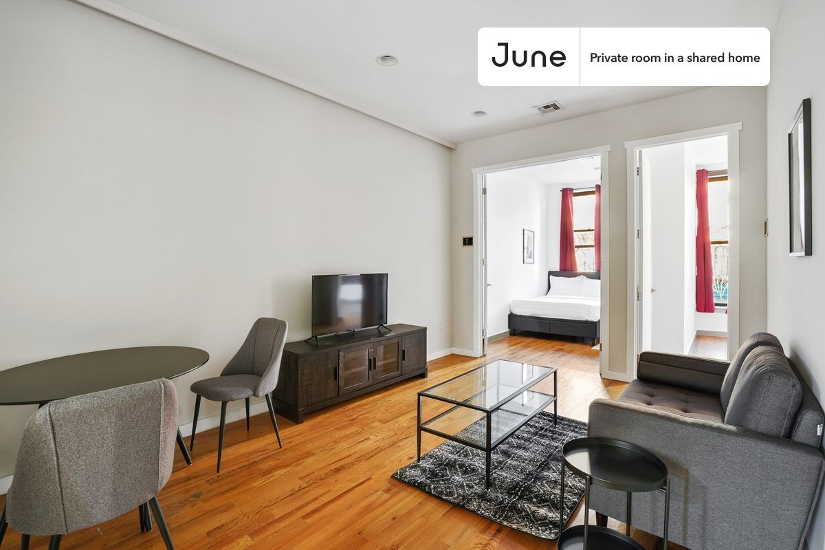Building Photo - Private bedroom in 4 bed/1.5 bath Home