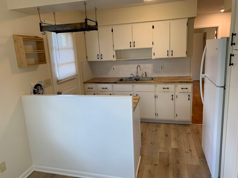 Kitchen - 2519 Parkwood Ave