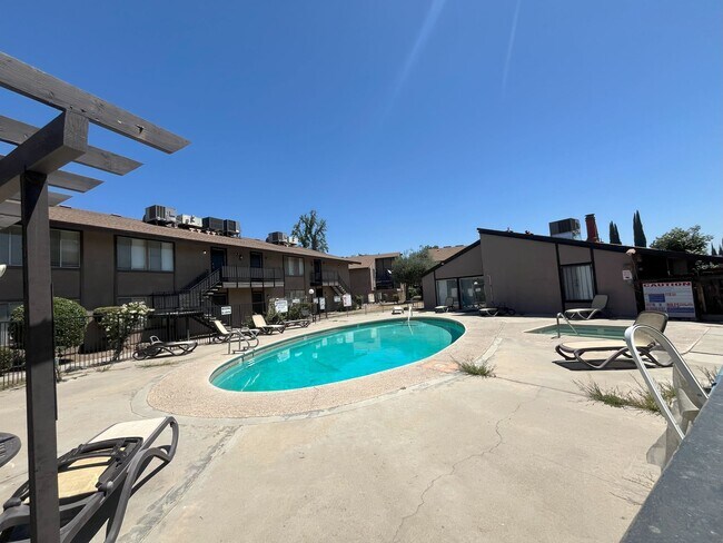 Building Photo - Move in Special!! Upstairs unit MOVE IN READY!!