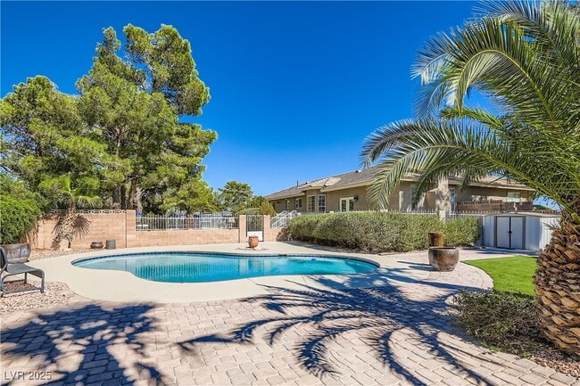 Building Photo - 6690 N Torrey Pines Dr