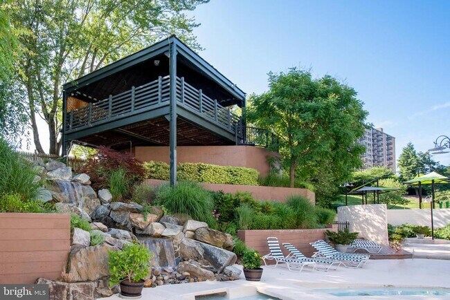 Building Photo - 203 Yoakum Pkwy