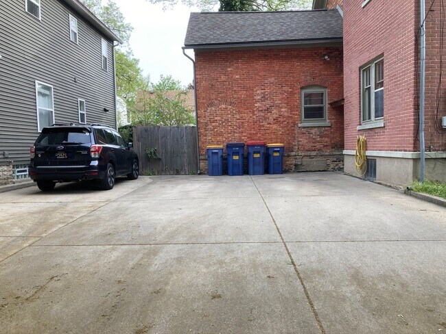 Building Photo - 117-119 Fitzhugh SE