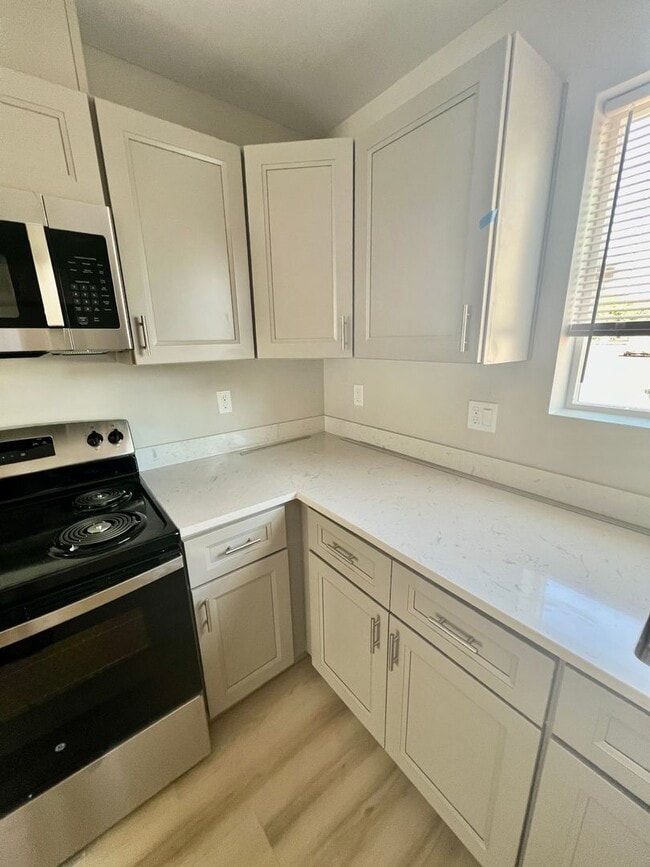 Building Photo - Come check out this stunning duplex! **MOVE IN SPECIAL $600.00 OFF FIRST'S MONTH'S RENT!**