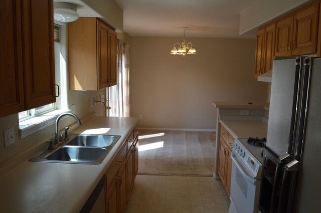 Building Photo - Woodland Park Townhouse!