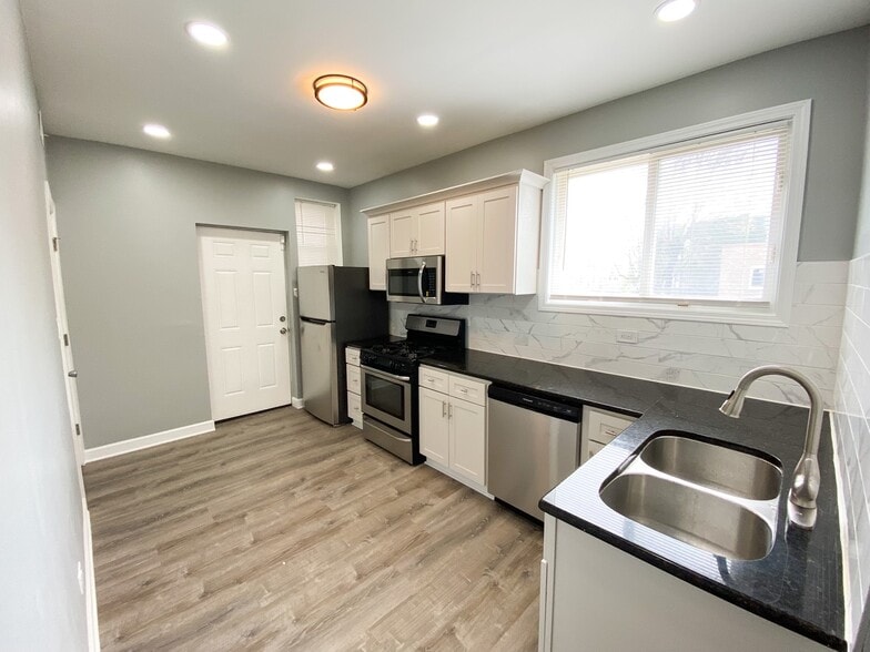 Kitchen - 7815 S Kingston Ave