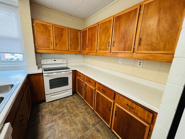 Building Photo - 904 Brightwood Manor Dr