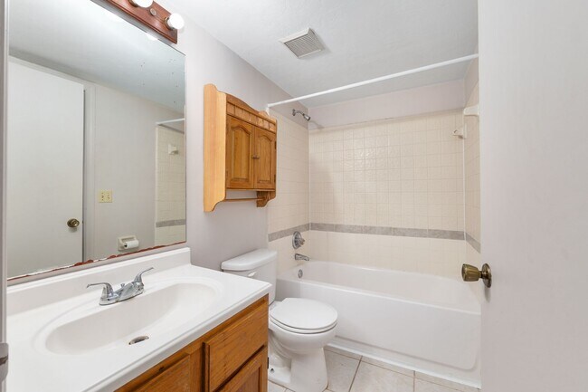 Building Photo - Spacious 3/3 townhome-style condo in Rockwood Villas with washer/dryer