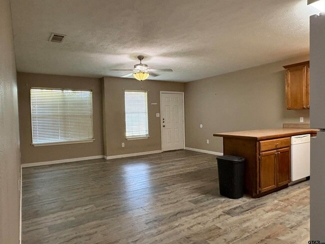 Building Photo - 113 Elm Creek Dr