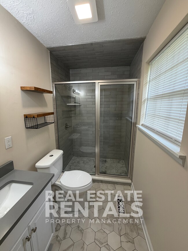 Building Photo - 4580 Rainbow Dr