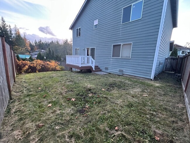 Building Photo - Large 4 bedroom 2.5 bath