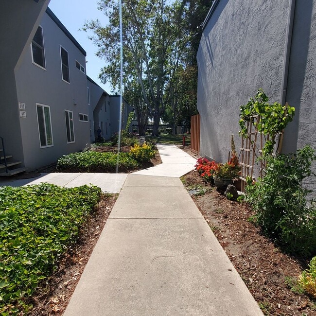 Building Photo - Convenient Livermore 1bd/1ba Ground Floor Condo- Available in April