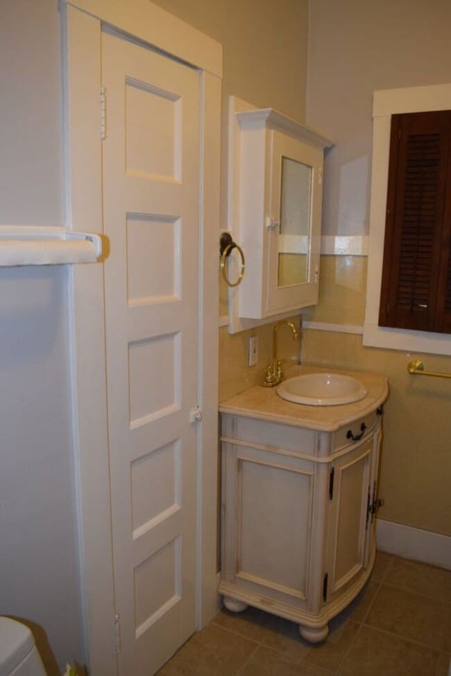 Building Photo - 1121 Dolores Way