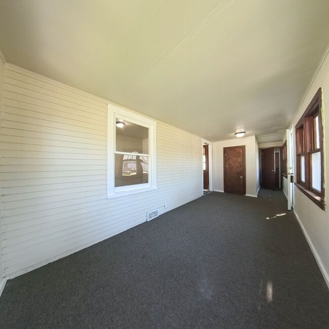 Building Photo - 2 Bedroom 2 Bathroom Home Available