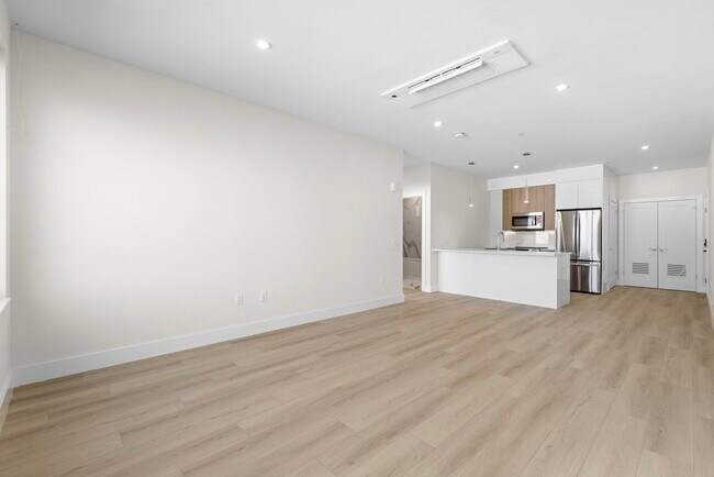 Building Photo - 4525 Bergenwood Ave