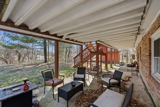 Building Photo - 5BR / 3BA Home with Flexible Living Space & Tree-Lined Views
