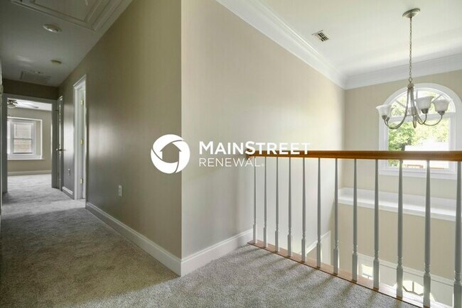Building Photo - 5 Bedroom Pet-Friendly Home in Charlotte, NC with Main Street Renewal
