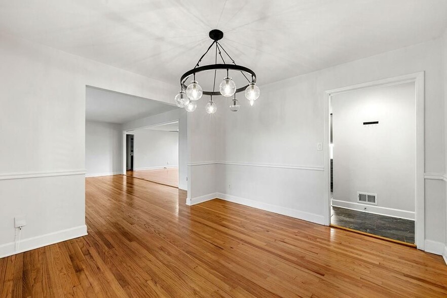 Building Photo - 161 Deerwood Cir