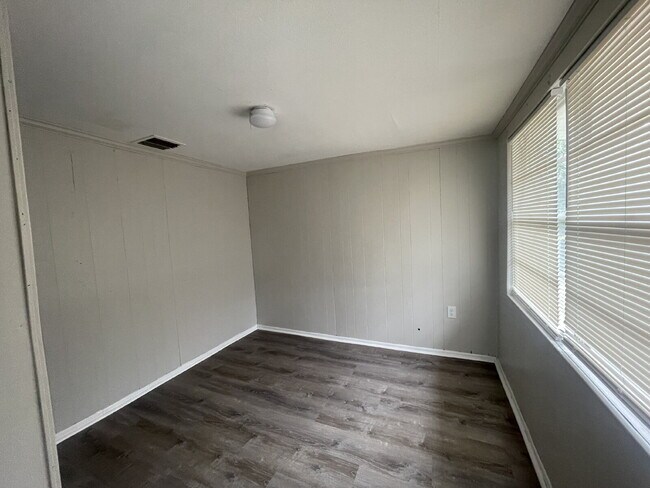 Building Photo - 4-Bedroom and 2-Bathroom