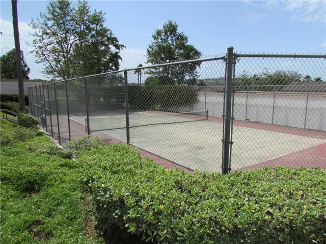 Building Photo - Upgraded End-Unit Townhome