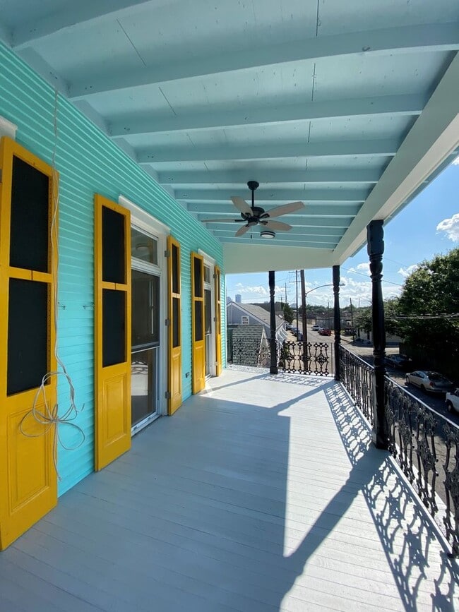 Building Photo - Newly Renovated Uptown Apt with Balcony in Historic Building