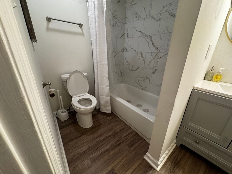 Building Photo - Room in Duplex on Washington St