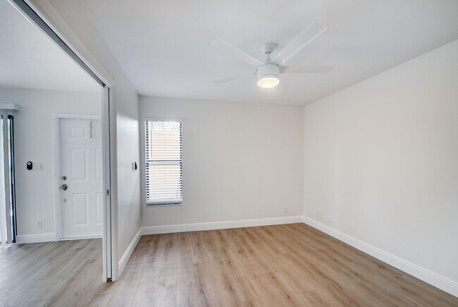 Building Photo - 614 Executive Center Dr
