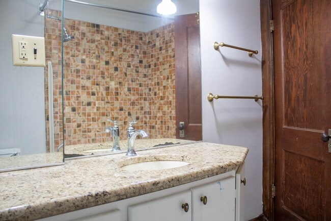 Building Photo - AVAILABLE FOR AUGUST 2026!  Large house ne...