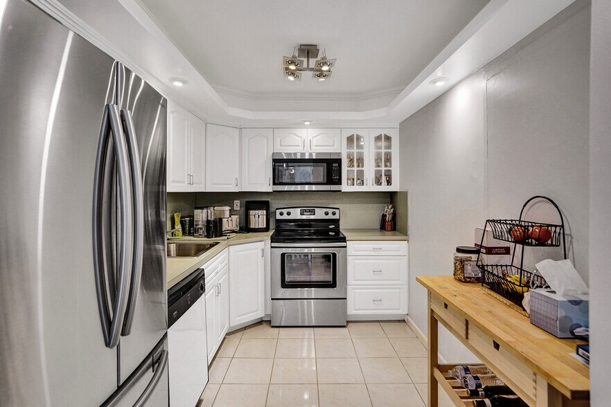 Building Photo - 3180 S Ocean Dr