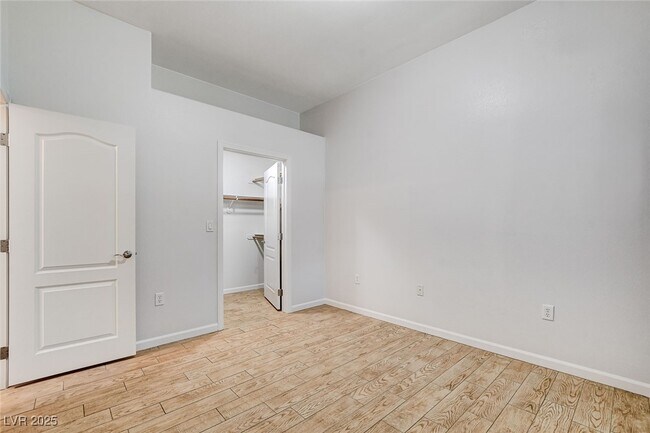 Building Photo - 2305 W Horizon Ridge Pkwy