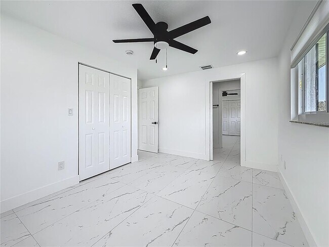 Building Photo - 1900 Sandpiper Dr