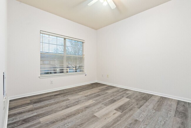 Building Photo - 447 W Longleaf Dr