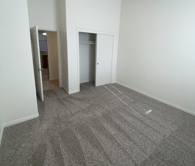 Building Photo - Spacious 4 Bedroom House