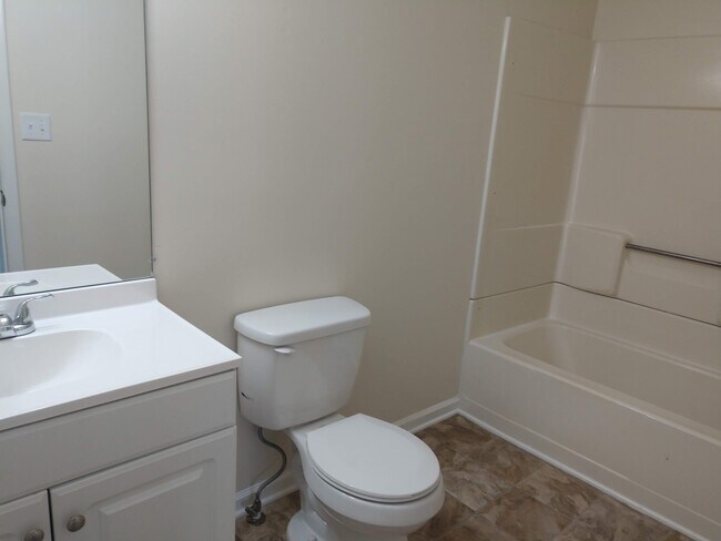 Common Bath - 486 Saddle Club Rd