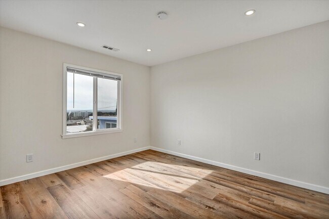 Building Photo - 123 Byxbee St