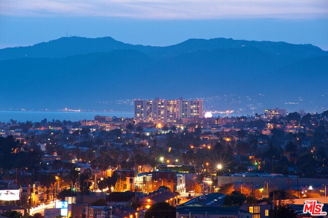 Building Photo - 4267 Marina City Dr