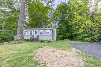 Building Photo - Lake Cottage Charm Near Coventry Lake Beach
