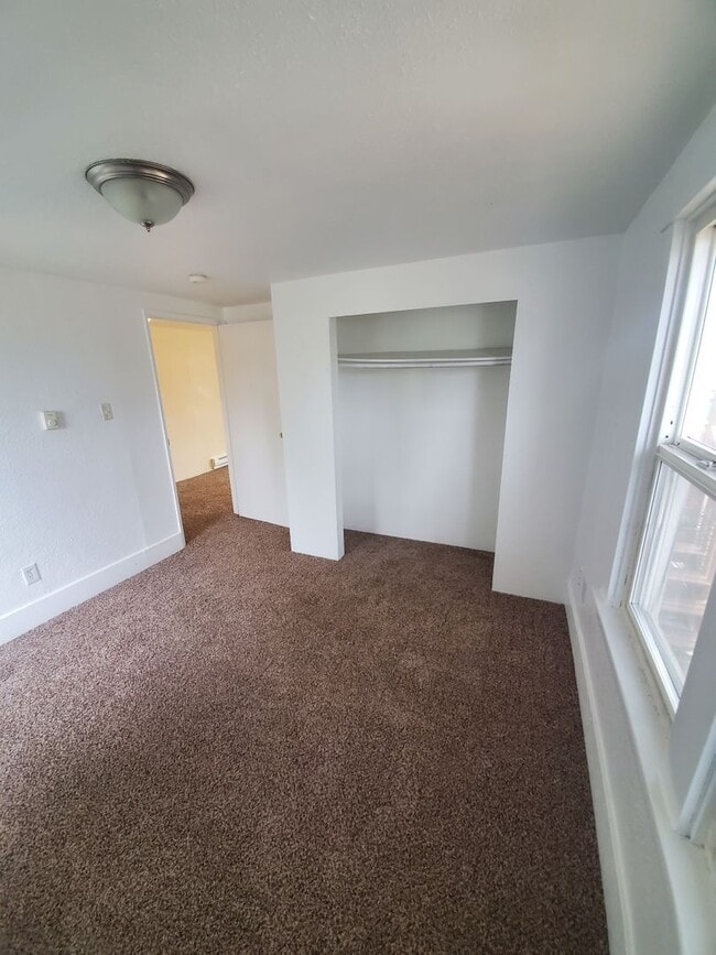 Building Photo - Upgraded 1 Bed 1 Bath Blocks from PSNS