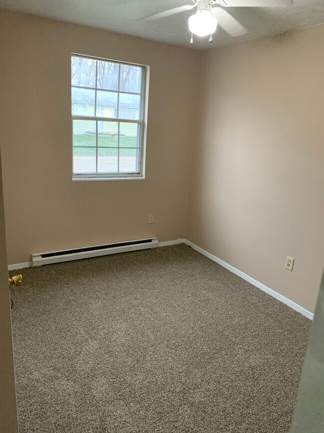 Building Photo - 3 Bedroom 1 Bath House in Davisville
