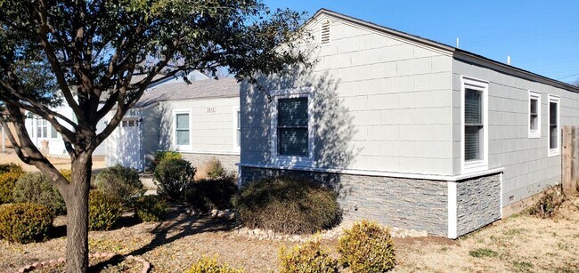 Building Photo - Immaculate renovated Mid Century with all ...